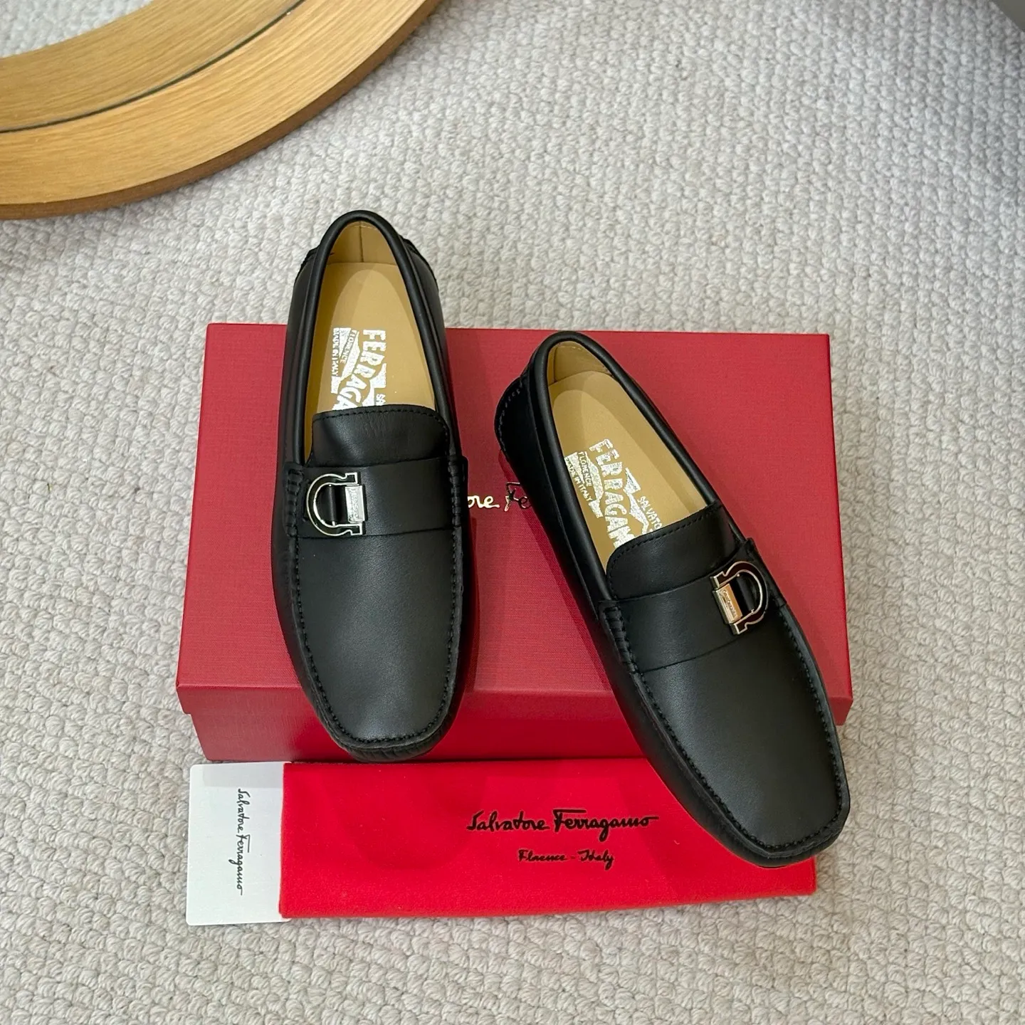 Men's men's shoes 💰420 (Yangli) Ferragamo 〰Ferragamo 2⃣️0⃣️2⃣️5️⃣ New series 👊🏻 Upper 🇮🇹 Italian imported calfskin, original outsole molding. Water-dyed sheepskin lining. The identity of every successful man is set off, and the upper and lower shoes are elegant and stable🚶🏻🚶🏻The high-end custom counter original replica is an eternal classic🔍️Number of codes: 38-46 with counter packaging